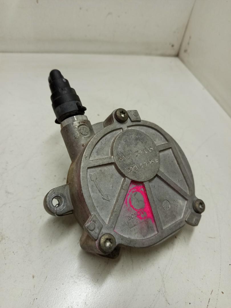 насос вакуумный Mercedes-Benz E-Класс W212/S212/C207/A207 2012, 1.8 л., бензин, A2712301665 - фото №1