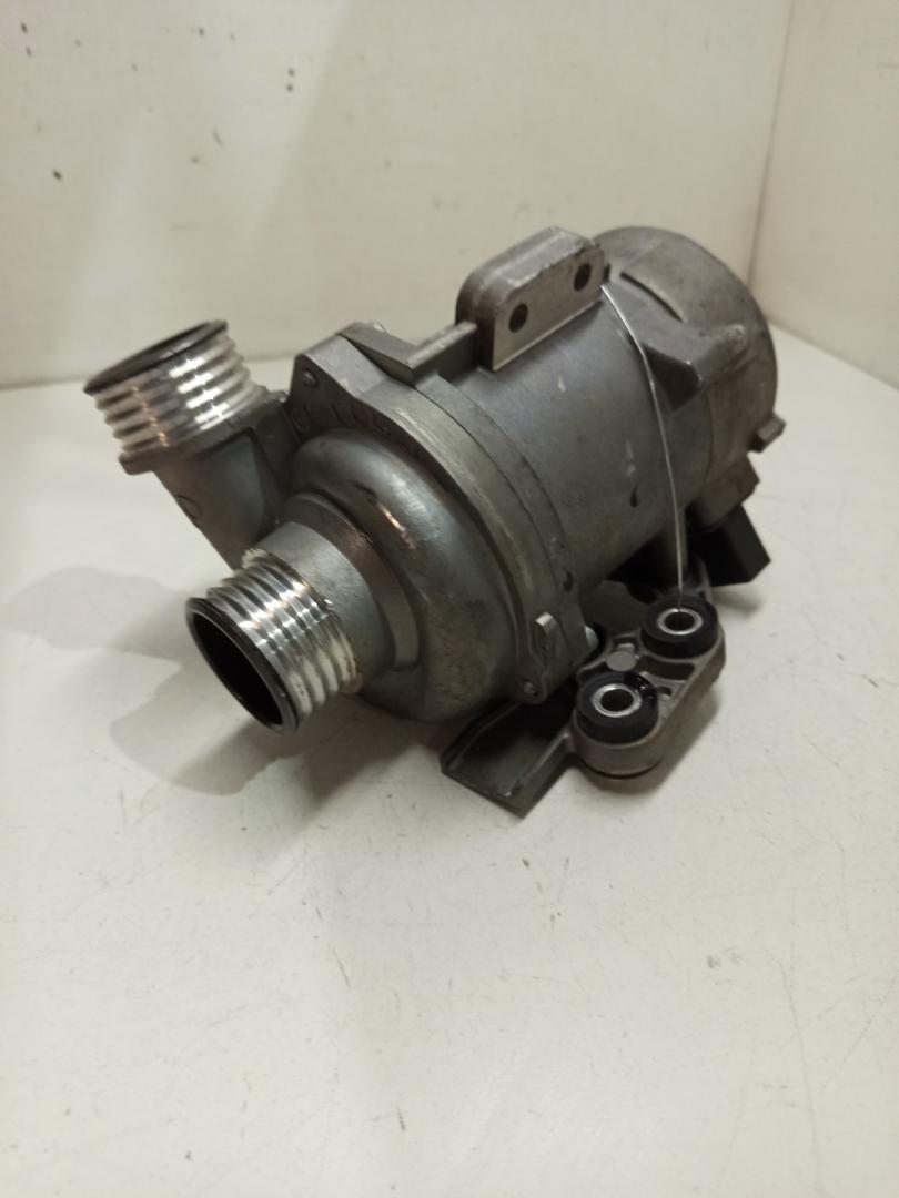 помпа BMW 5 серия F07/F10/F11 2012, 3.0 л., бензин, 7583836, 11517583836 - фото №1