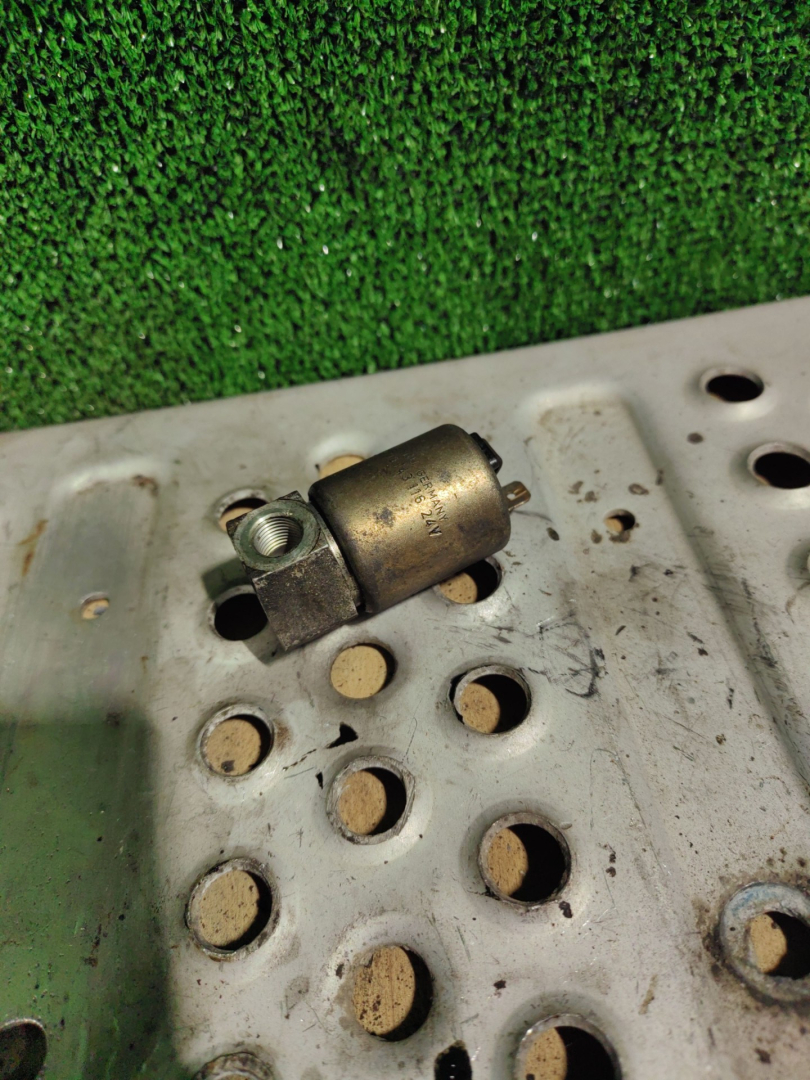 электромагнитный клапан Volkswagen L80 1995, 0210143116, 2TA127233 - фото №1