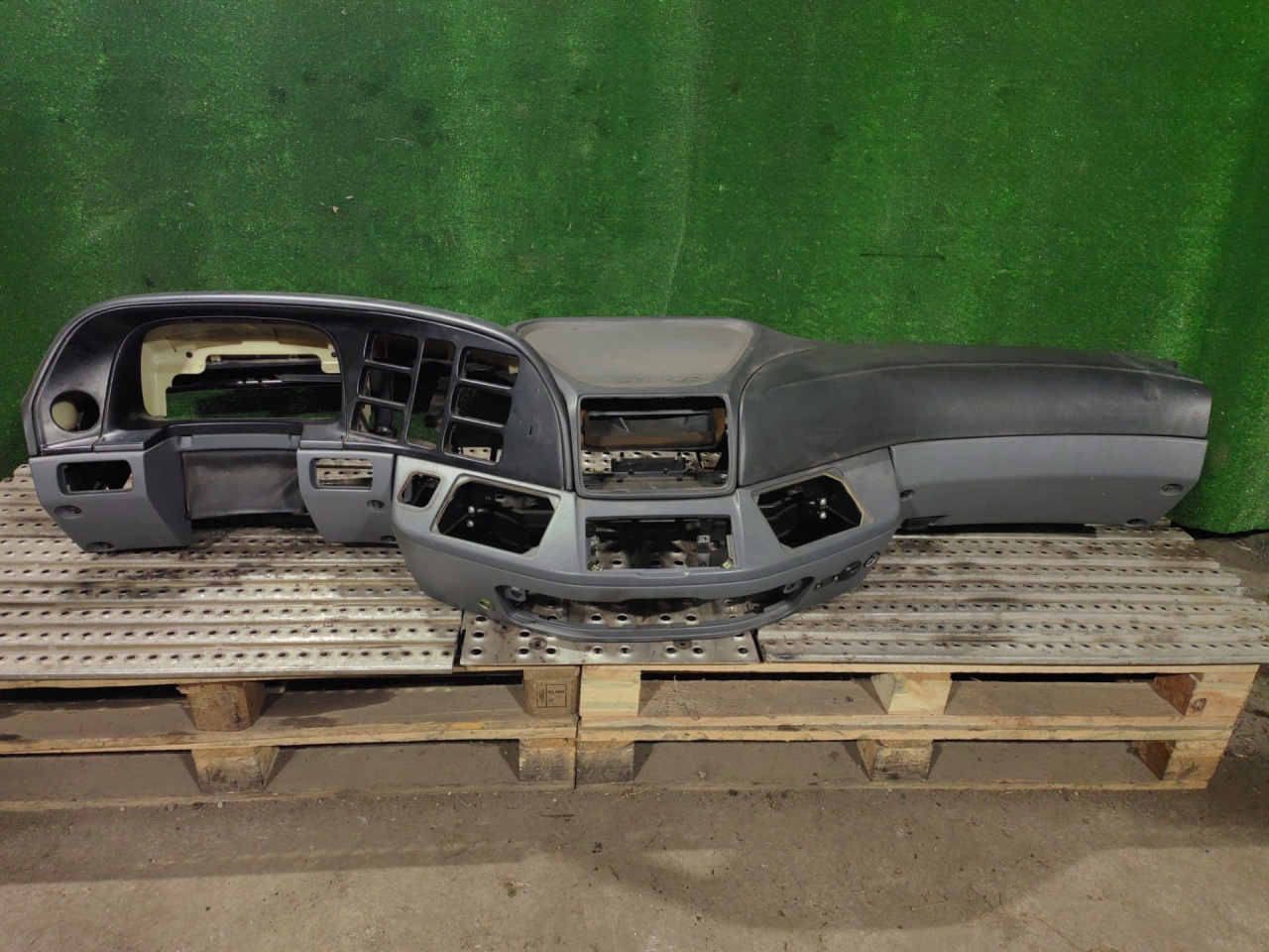панель передняя салона (торпедо) Mercedes-Benz Actros 3 поколение (MP3) 2010, 11.9 л., OM 541.976, дизель, АКПП, A9436800506, A9436800607, A9436800007, A9436800006, A9436801039, A9436800206, A9436800906 - фото №1