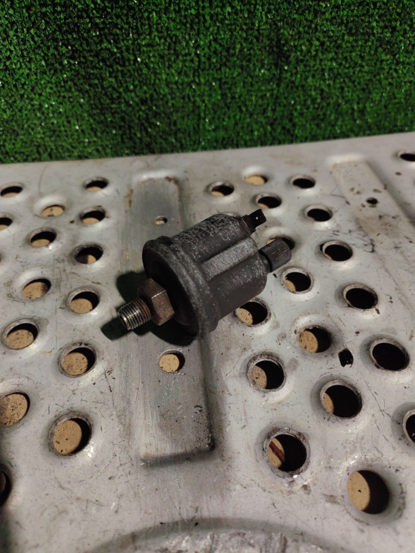 датчик давления масла Volkswagen L80 1995, T11919081 - фото №1