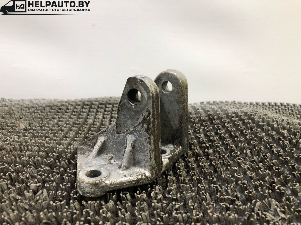 кронштейн (крепление) Mazda 626 GE 1994, 1.8 л., FP, бензин, МКПП, бордовый, седан, передний привод - фото №1