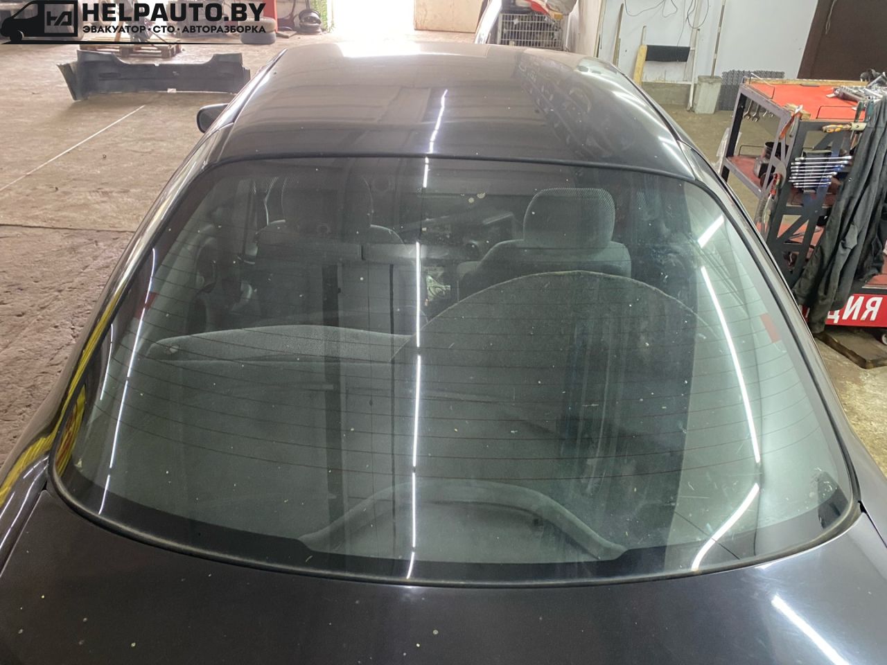 стекло заднее Pontiac Sunfire 1 поколение 1999, 2.2 л., бензин, АКПП, черный, передний привод - фото №1