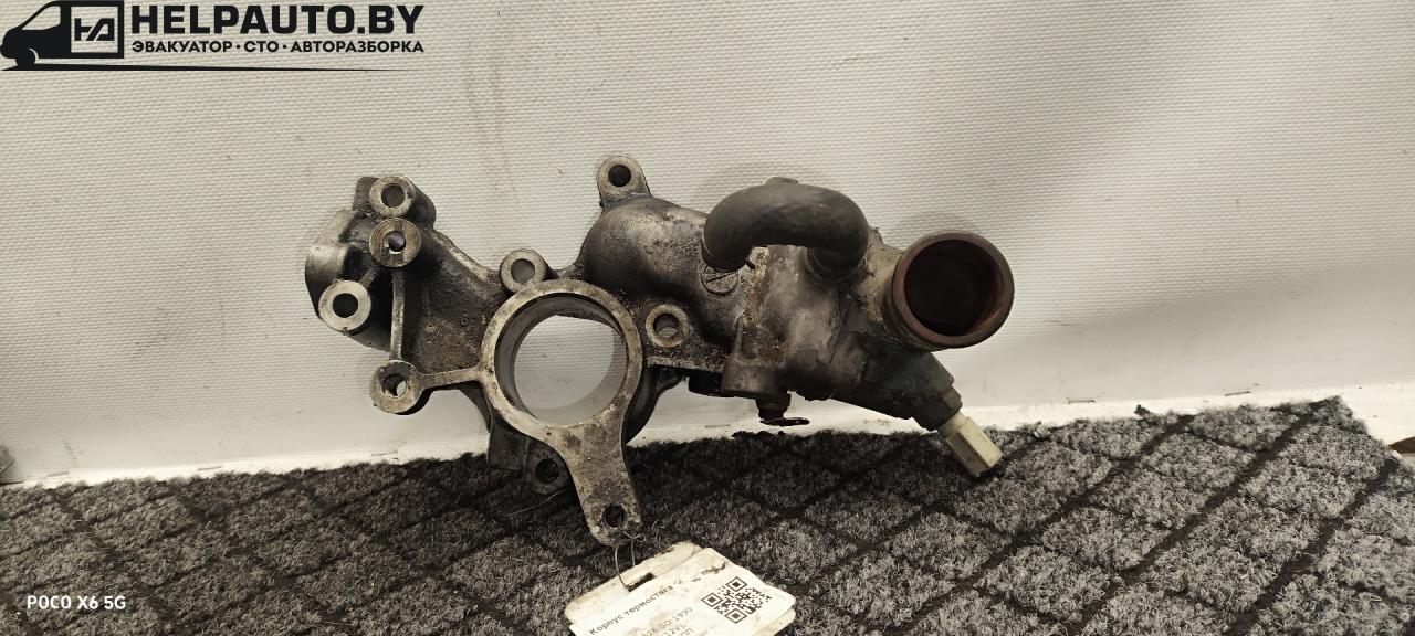 корпус термостата Mazda 626 3 поколение 1990, 2.0 л., F8 (12V), бензин, 5МКПП, серебристый, седан, передний привод - фото №1