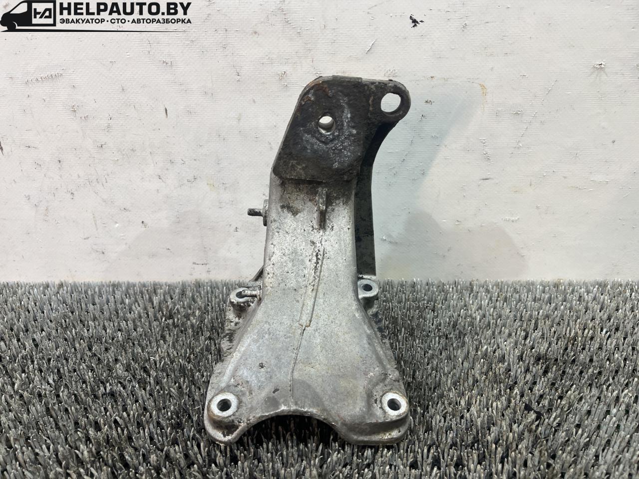 кронштейн двигателя Volkswagen Golf 3 поколение 1995, 1.9 л., AEY, дизель, МКПП, белый, универсал, передний привод, 1H0199354K - фото №1