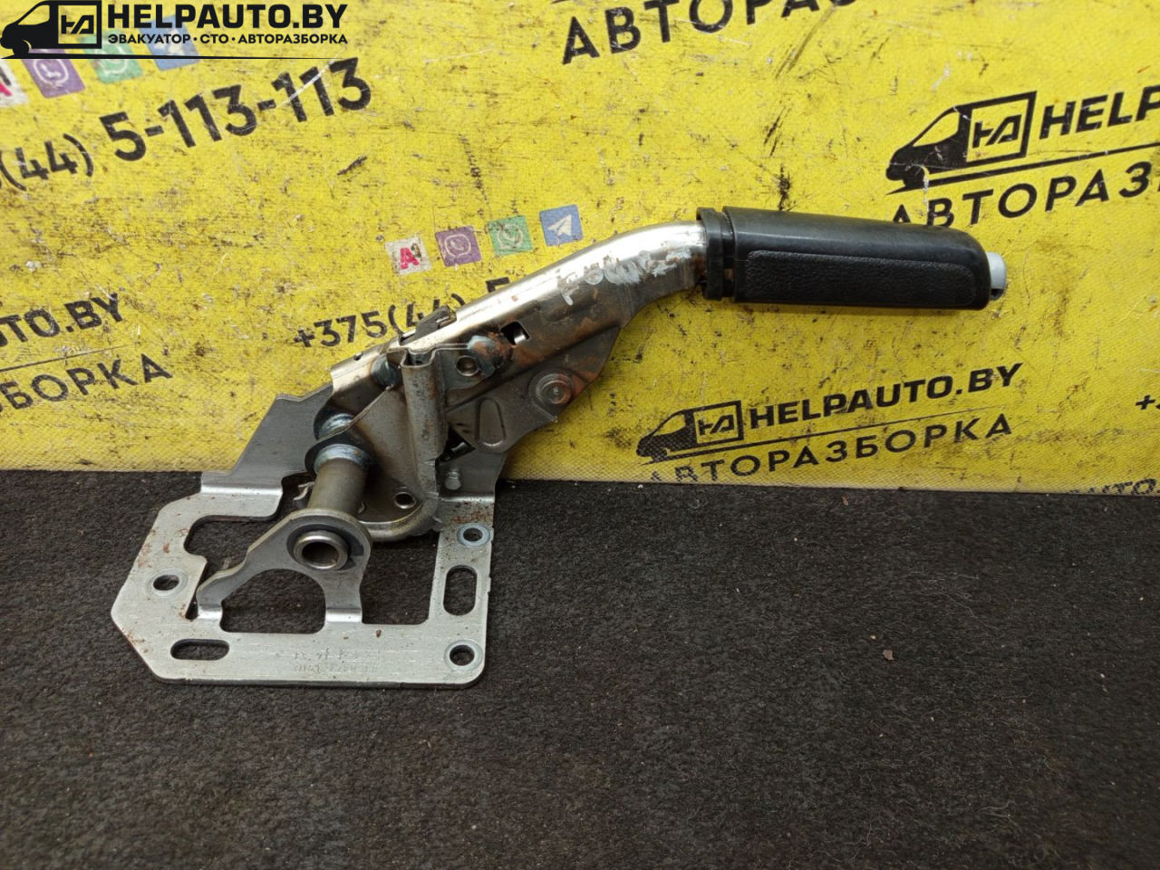 рычаг ручного тормоза (ручника) Ford Focus 2 поколение 2006, 1.6 л., HWDA, бензин, МКПП, красный, хетчбэк 5 дв., передний привод - фото №1