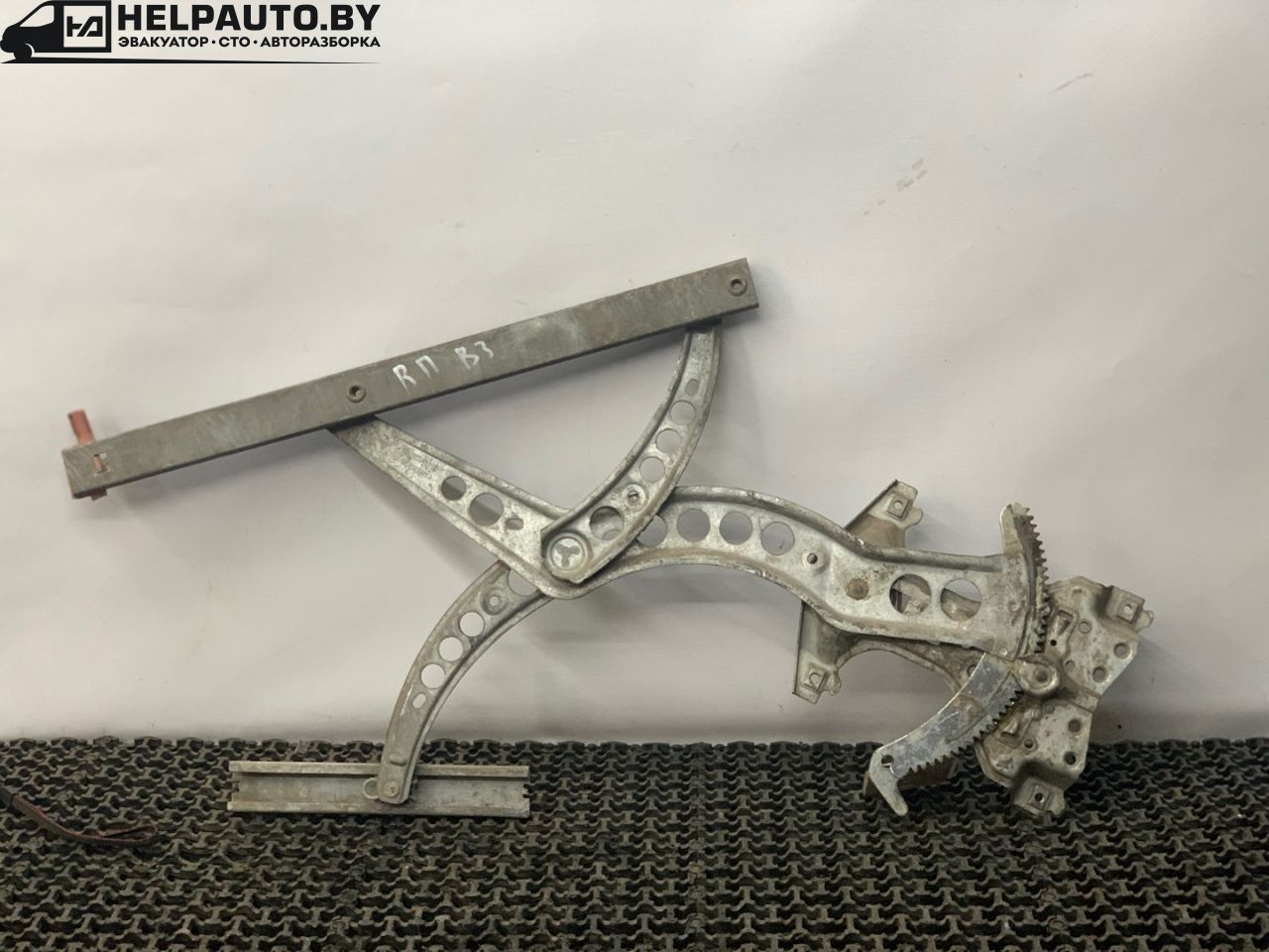 стеклоподъемник передний правый Volkswagen Passat B3 1988, 1.8 л., бензин, МКПП, белый, седан, передний привод - фото №1