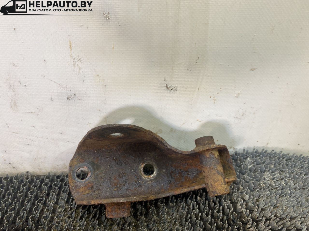 кронштейн двигателя Nissan Bluebird T12/T72 1987, 2.0 л., бензин, МКПП, бордовый, хетчбэк 5 дв., передний привод - фото №1
