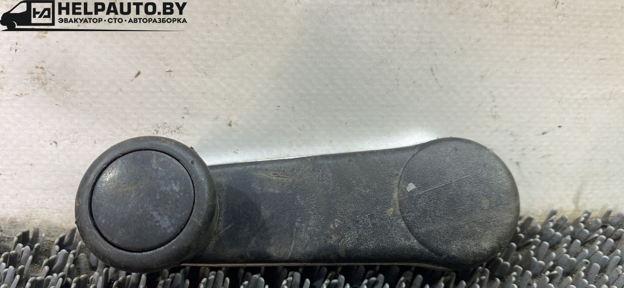 ручка стеклоподъемника задней Audi 80 B3 89/B3 1991, 1.8 л., бензин, МКПП, серый, седан, передний привод, 443837581D - фото №1