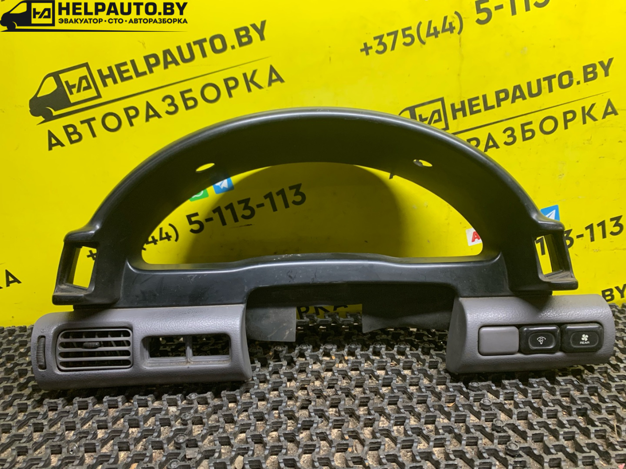 рамка панели приборов Nissan Serena C23 1992, 2.0 л., дизель, МКПП, серебро, минивэн, передний привод - фото №1
