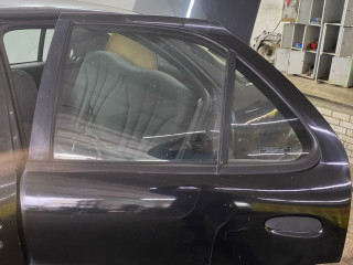 стекло двери задней левой Pontiac Sunfire 1 поколение 1999, 2.2 л., бензин, АКПП, черный, передний привод