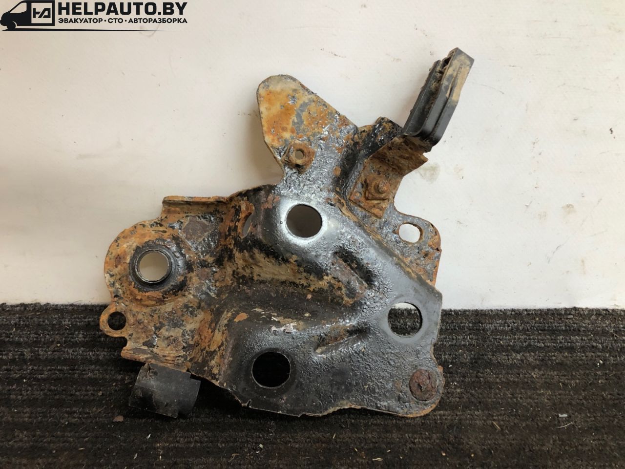 кронштейн (крепление) Volvo S70 1 поколение 2000, 2.5 л., D 5252 T, дизель, МКПП, черный, седан, передний привод - фото №1