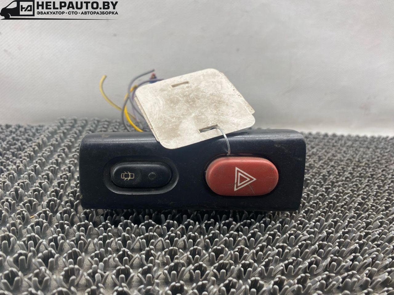 кнопка аварийной сигнализации Renault Laguna 1 поколение 1997, 2.0 л., F3R 200, бензин, МКПП, серый, универсал, передний привод - фото №1