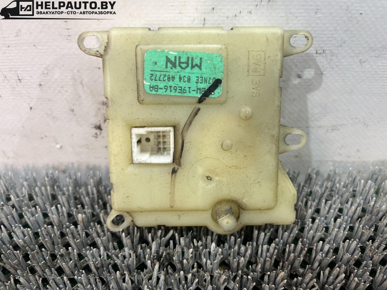 моторчик заслонки печки Ford Mondeo 2 поколение 1999, 1.8 л., RFN, дизель, МКПП, белый, универсал, передний привод, BW-19E616-BA, 034A02772 - фото №1