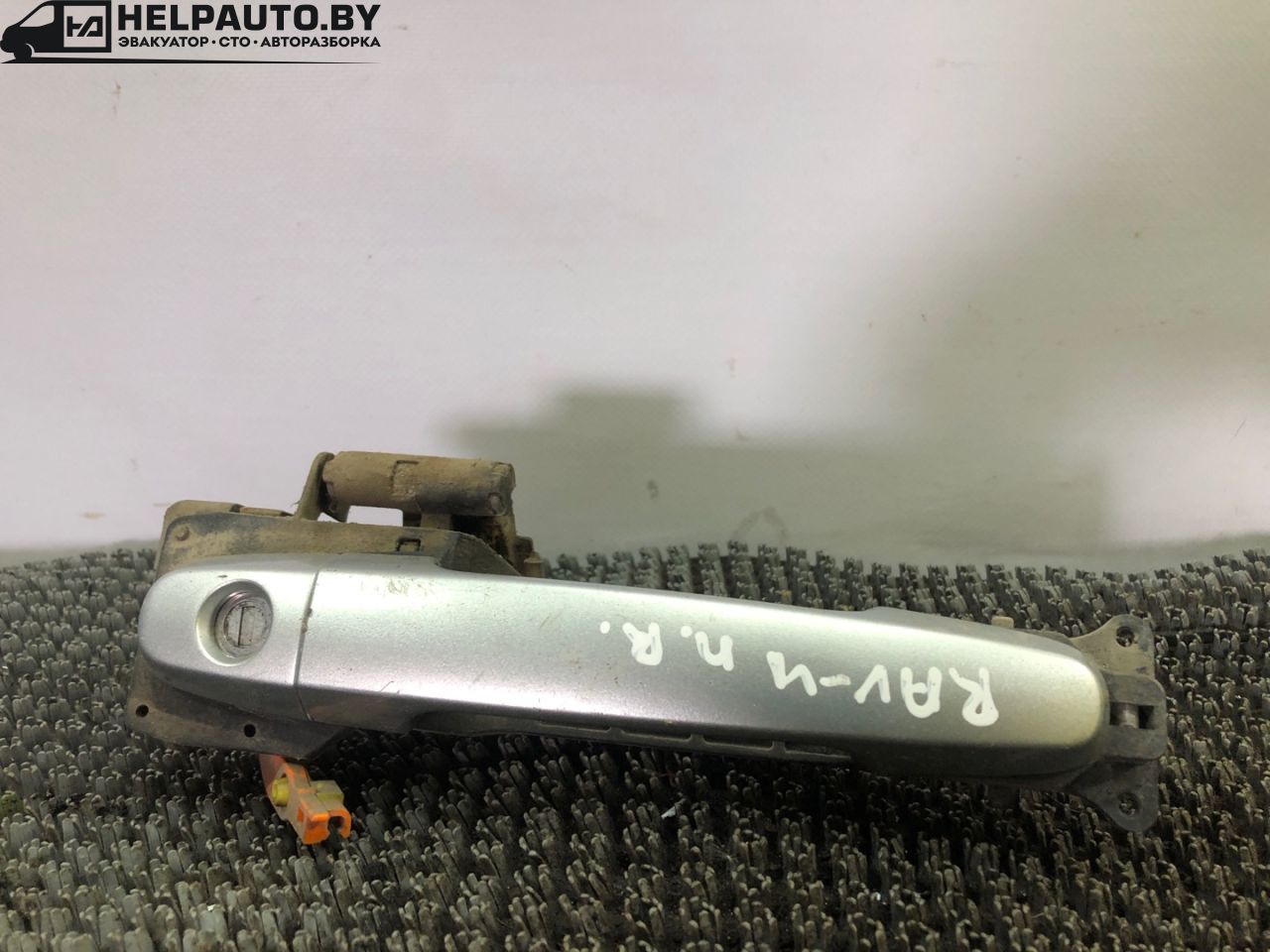 ручка наружная Toyota RAV4 2 поколение (XA20) 2002, 2.0 л., дизель, МКПП, серебристый, седан - фото №1