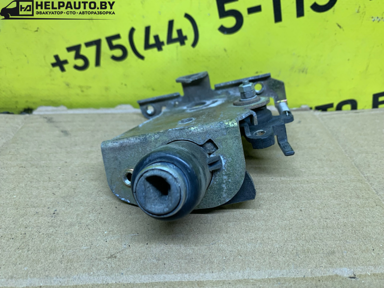 кнопка открытия багажника Audi 100 С3 1986, 1.8 л., бензин, МКПП, белый, универсал, передний привод - фото №1