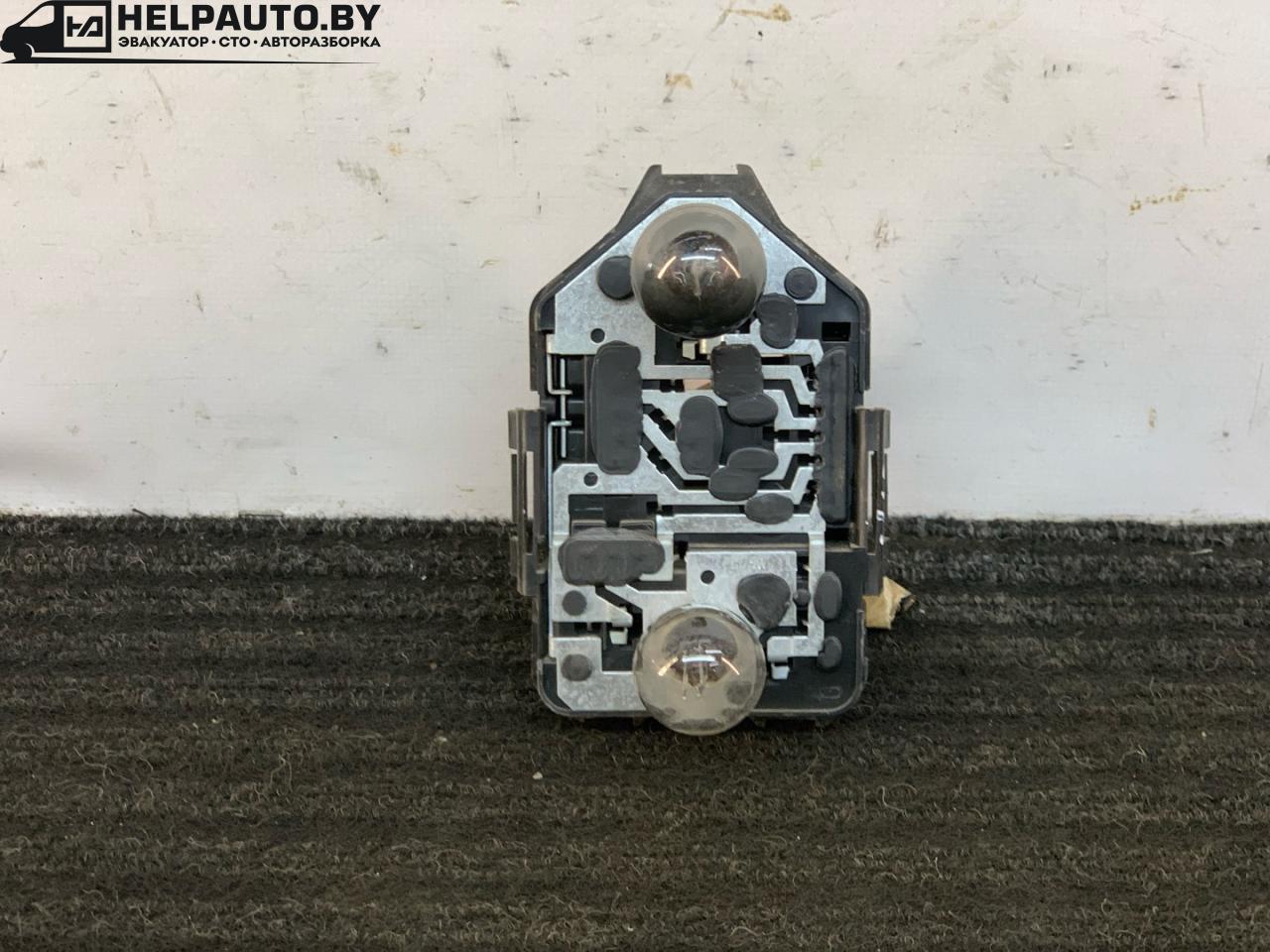 панель заднего правого фонаря Volkswagen Vento 1 поколение 1991, 1.8 л., бензин, МКПП, серый, седан, передний привод - фото №1