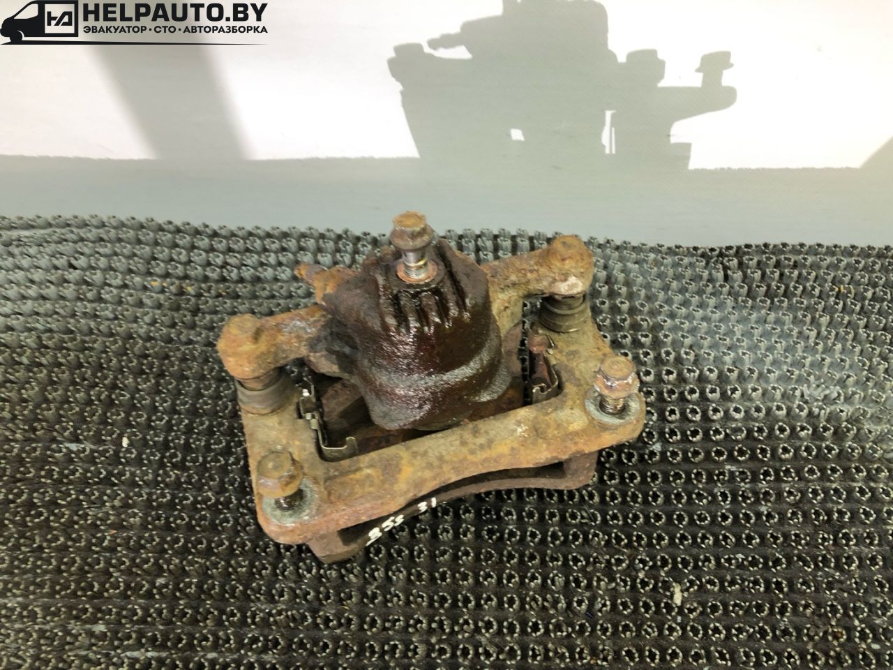 суппорт задний левый Kia Sorento 1 поколение 2005, 2.4 л., G4JS, бензин, МКПП, красный, внедорожник 5 дв., полный подключаемый привод - фото №1