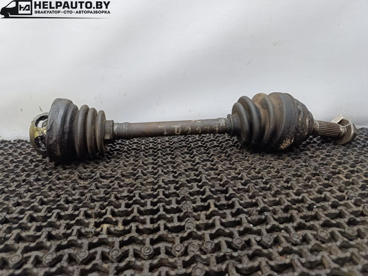 полуось передняя правая (приводной вал, ШРУС) Mazda 626 3 поколение 1990, 1.8 л., бензин, МКПП, седан - фото №1