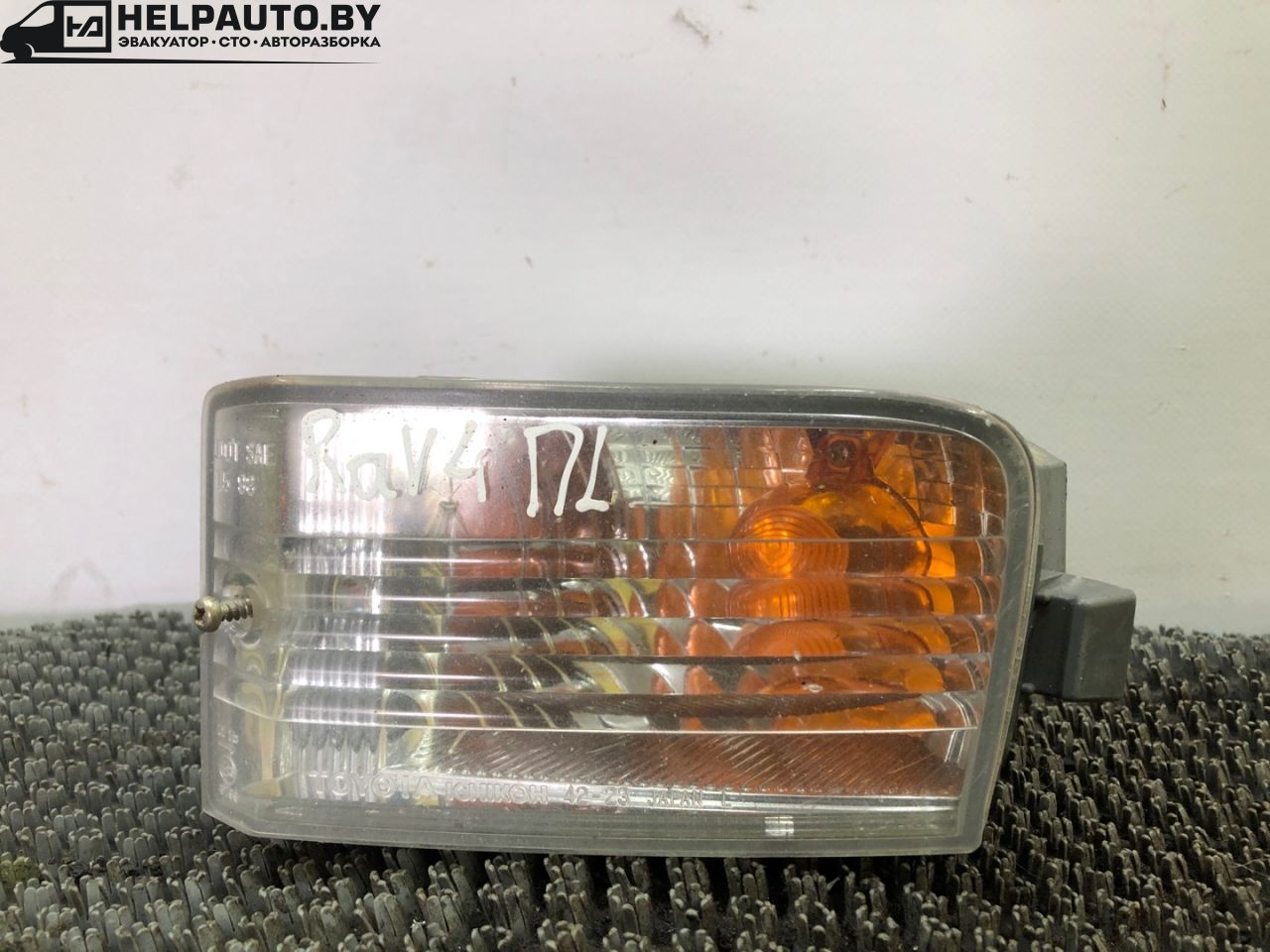 поворотник левый Toyota RAV4 2 поколение (XA20) 2002, 2.0 л., дизель, МКПП, серебристый, седан - фото №1