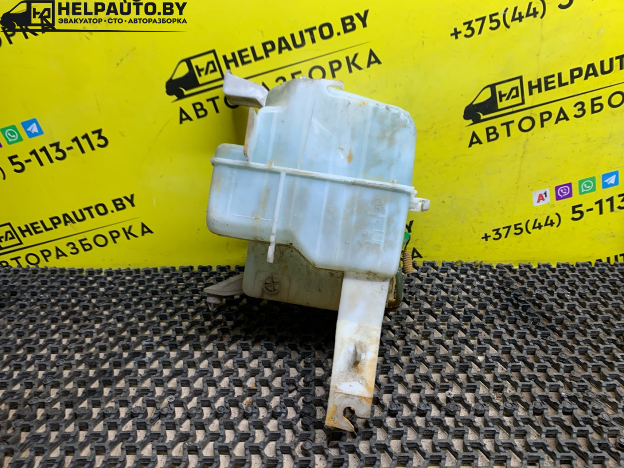 бачок омывателя Mitsubishi Lancer 7 поколение 1996, 2.0 л., дизель, МКПП, белый, универсал, передний привод - фото №1