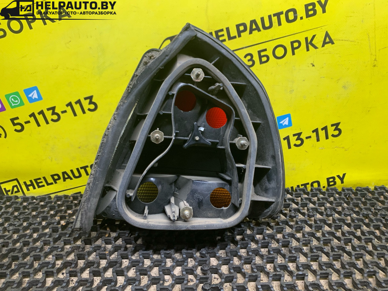 фонарь задний левый Mitsubishi Carisma 1 поколение (1995 - 1999), 1.8 л., 4G93 (GDI), бензин, МКПП, серебро, хетчбэк 5 дв., передний привод - фото №1