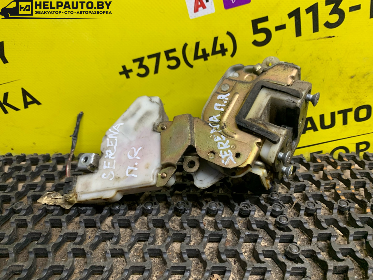 замок двери передней правой Nissan Serena C23 1992, 2.0 л., дизель, МКПП, серебро, минивэн, передний привод - фото №1