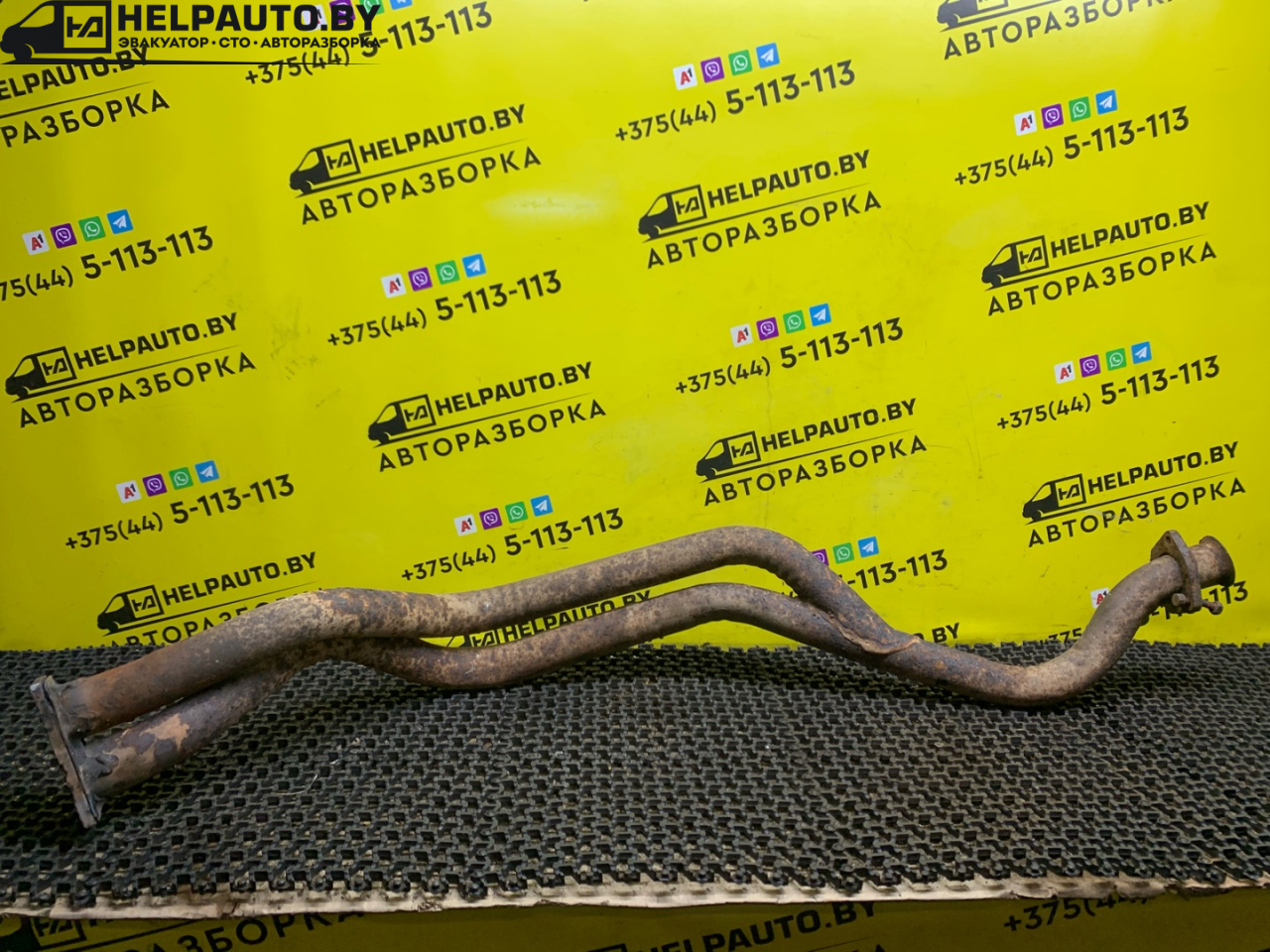 труба приемная глушителя Audi 100 С3 1986, 1.8 л., бензин, МКПП, белый, универсал, передний привод - фото №1