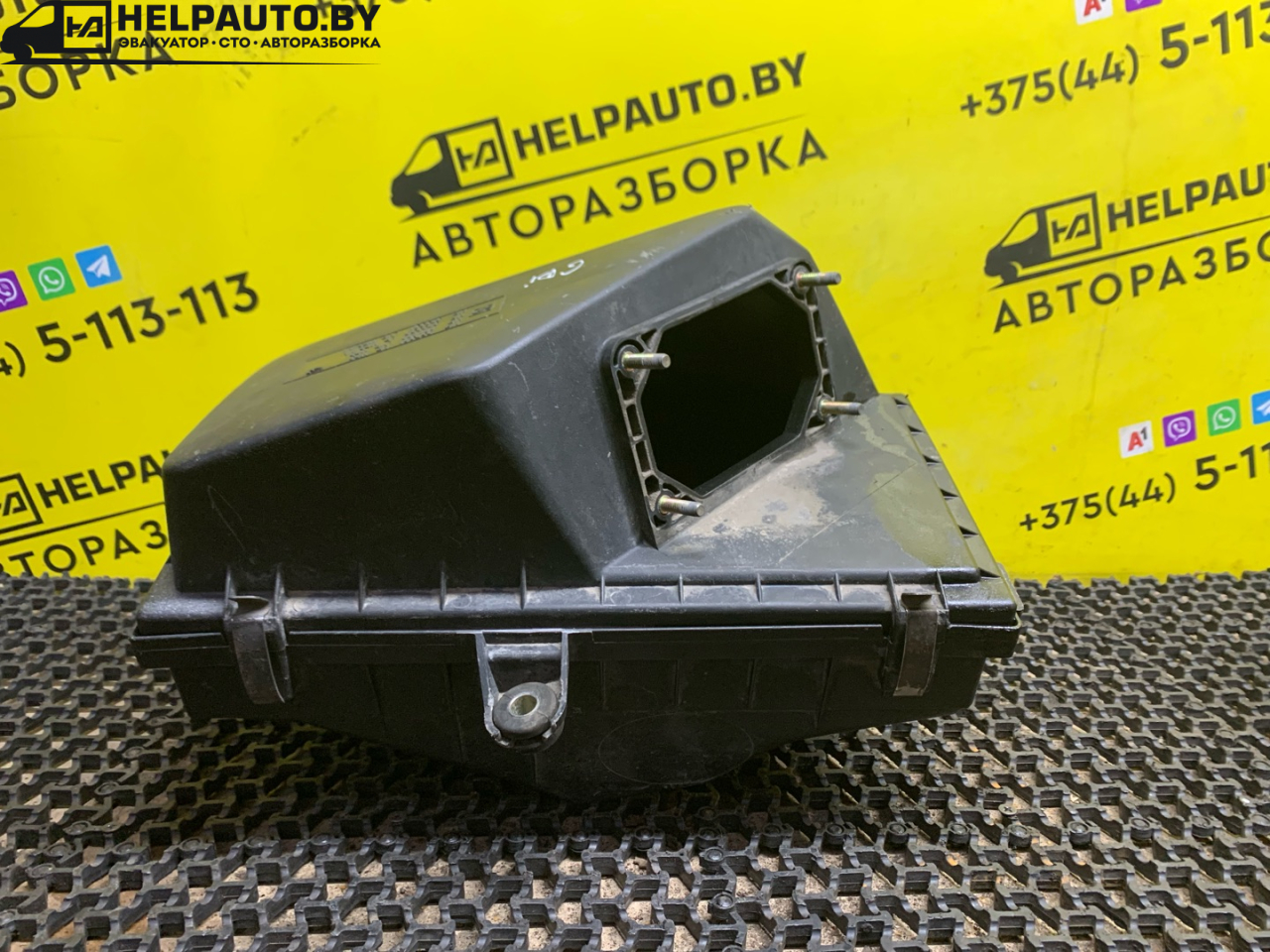 корпус воздушного фильтра Mitsubishi Carisma 1 поколение (1995 - 1999), 1.8 л., 4G93 (GDI), бензин, МКПП, серебро, хетчбэк 5 дв., передний привод - фото №1