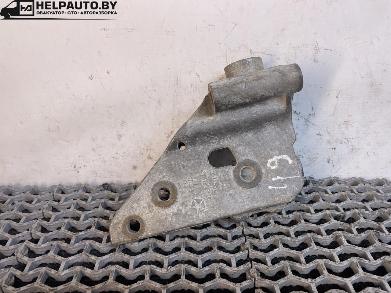 кронштейн (крепление) Chrysler Voyager 3 поколение 1998, 2.4 л., EDZ, бензин, МКПП, чёрный, минивэн, передний привод, 4593336 - фото №1