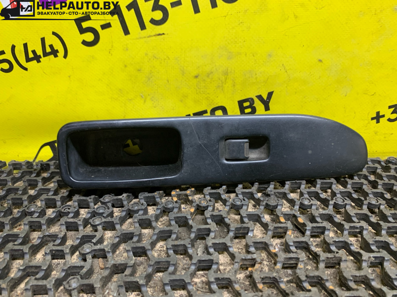 кнопка стеклоподъемника двери передней правой Nissan Serena C23 1992, 2.0 л., дизель, МКПП, серебро, минивэн, передний привод - фото №1