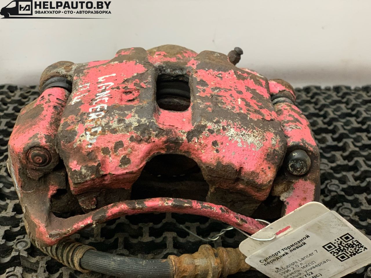 суппорт передний левый Mitsubishi Lancer 7 поколение 1996, 2.0 л., дизель, МКПП, белый, универсал, передний привод - фото №1