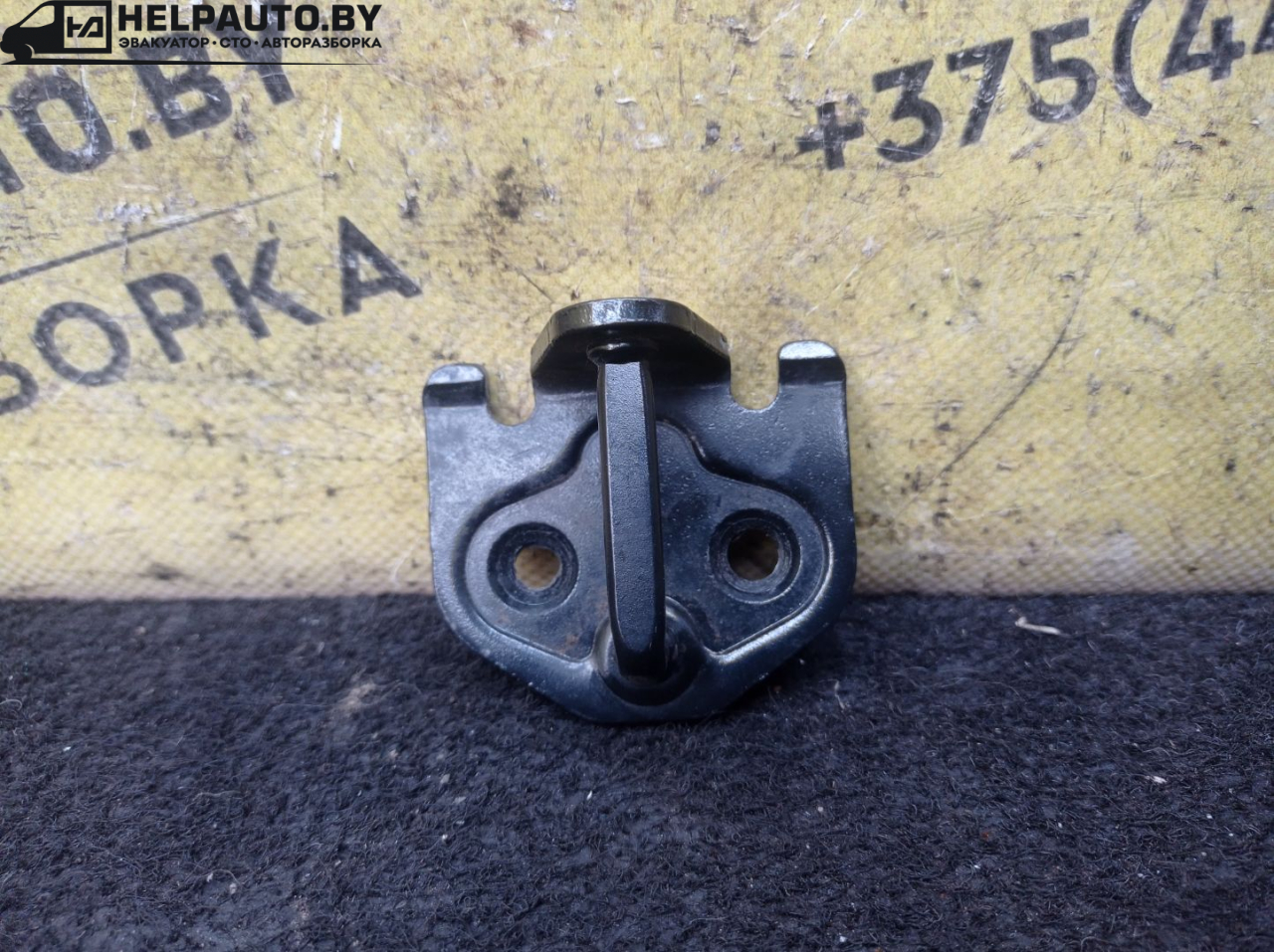 ответная часть (скоба) замка двери Ford Focus 2 поколение 2006, 1.6 л., HWDA, бензин, МКПП, красный, хетчбэк 5 дв., передний привод - фото №1