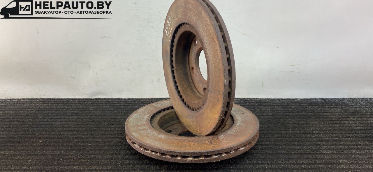 диск тормозной передний Audi A4 B5 1999, 1.8 л., бензин, АКПП, черный, универсал, передний привод - фото №1