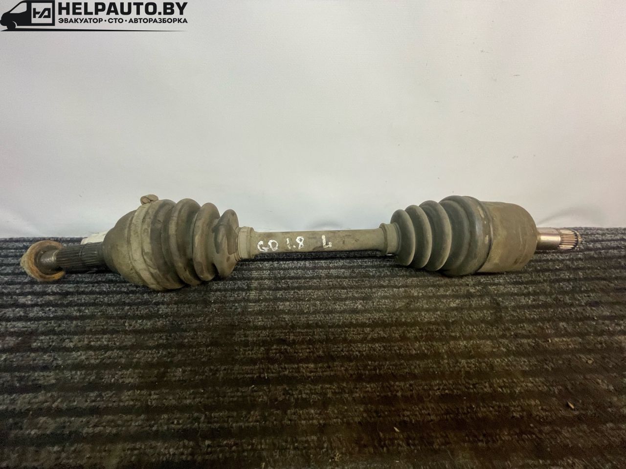 полуось передняя левая (приводной вал, ШРУС) Mazda 626 3 поколение 1990, 2.0 л., F8 (12V), бензин, 5МКПП, серебристый, седан, передний привод - фото №1