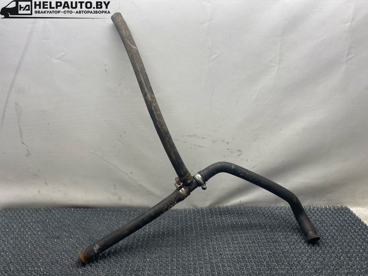 патрубок отопителя (печки) Audi 80 B3 89/B3 1991, 1.8 л., бензин, МКПП, серый, седан, передний привод - фото №1