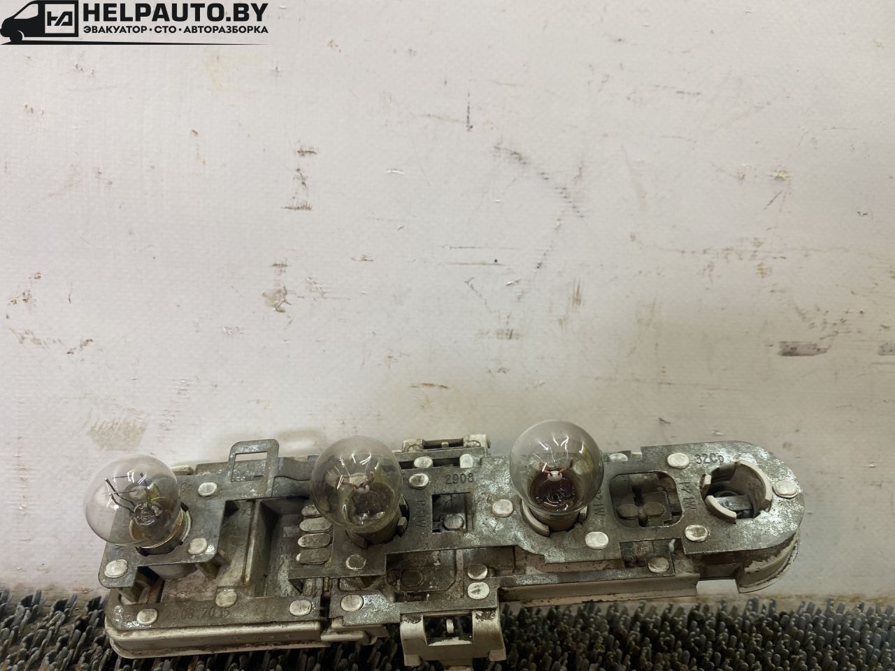 панель заднего правого фонаря Audi A4 B5 1999, 1.8 л., бензин, АКПП, черный, универсал, передний привод - фото №1