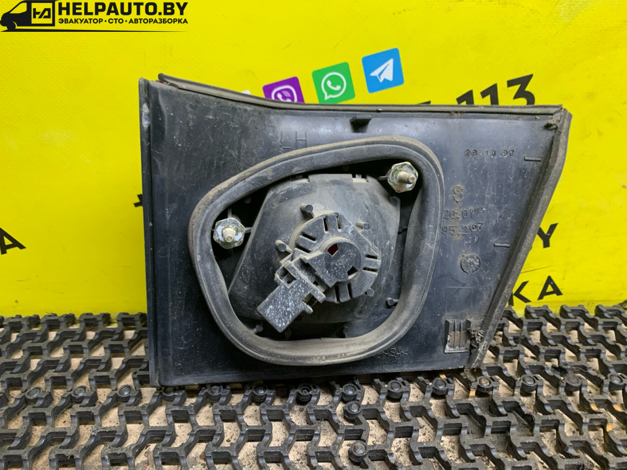 фонарь крышки багажника левый Mitsubishi Carisma 1 поколение (1995 - 1999), 1.8 л., 4G93 (GDI), бензин, МКПП, серебро, хетчбэк 5 дв., передний привод - фото №1