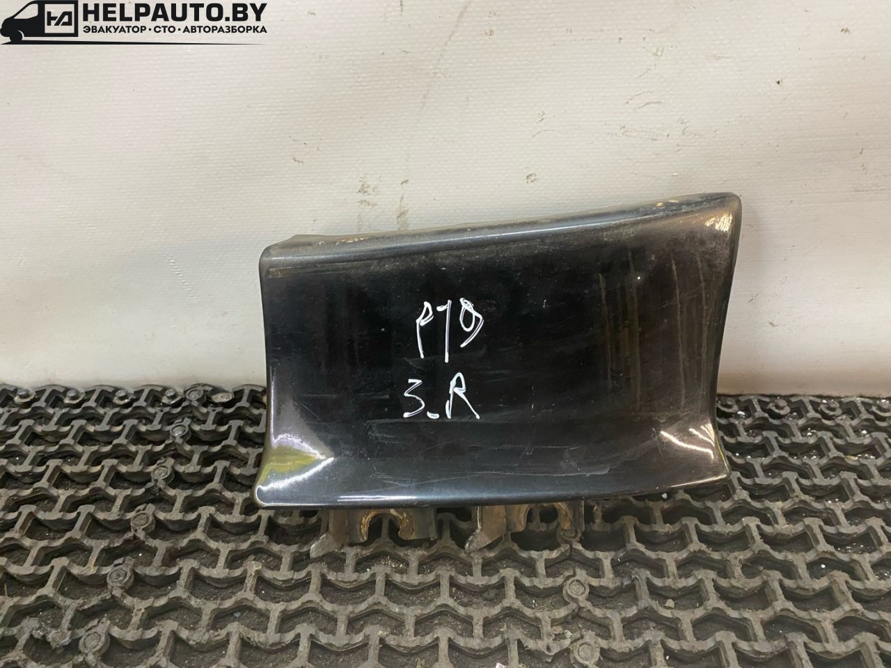 ус под фонарь правый Pontiac Sunfire 1 поколение 1999, 2.2 л., бензин, АКПП, черный, передний привод - фото №1