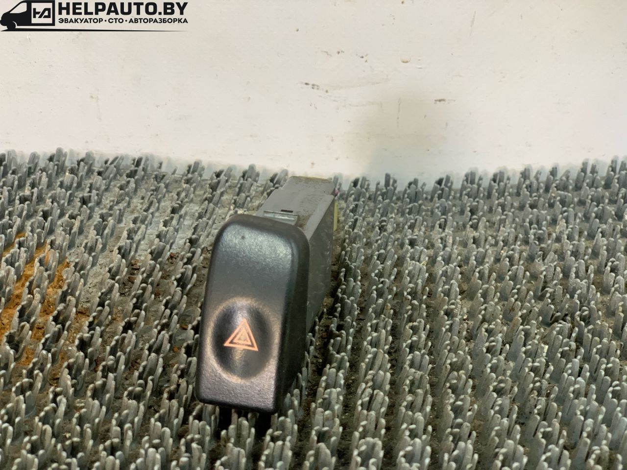 кнопка аварийной сигнализации Daewoo Nubira J100 1998, 1.6 л., i, A16DMS, бензин, МКПП, зелёный металлик, хетчбэк 5 дв., передний привод - фото №1