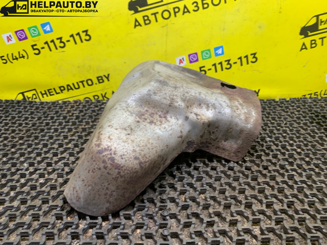 тепловой экран глушителя Mitsubishi Carisma 1 поколение (1995 - 1999), 1.8 л., 4G93 (GDI), бензин, МКПП, серебро, хетчбэк 5 дв., передний привод - фото №1