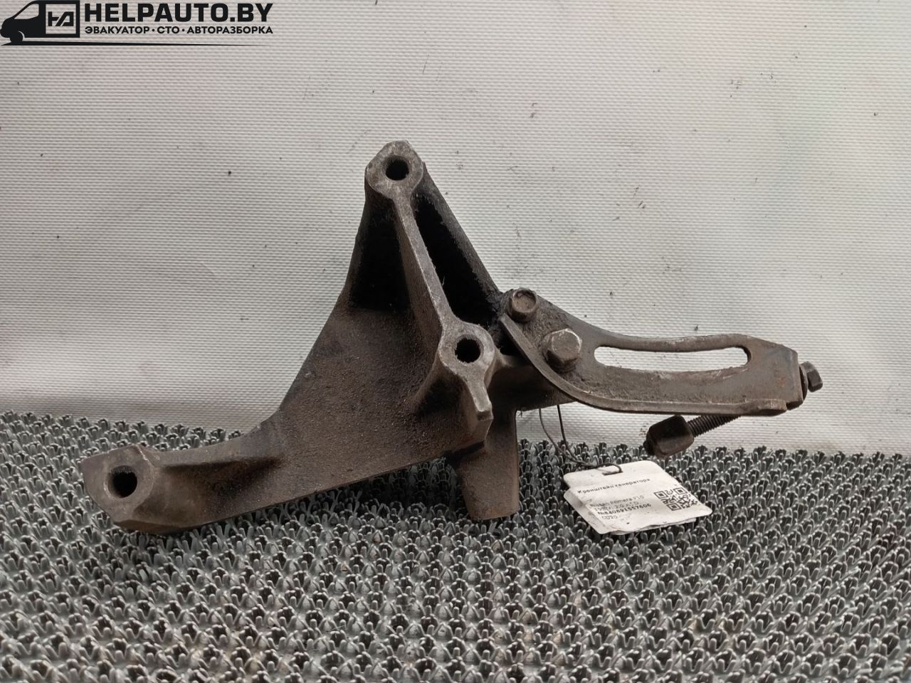 кронштейн генератора Nissan Primera P10 1997, 2.0 л., D, CD20, дизель, МКПП, хетчбэк 5 дв., передний привод, CD20 - фото №1