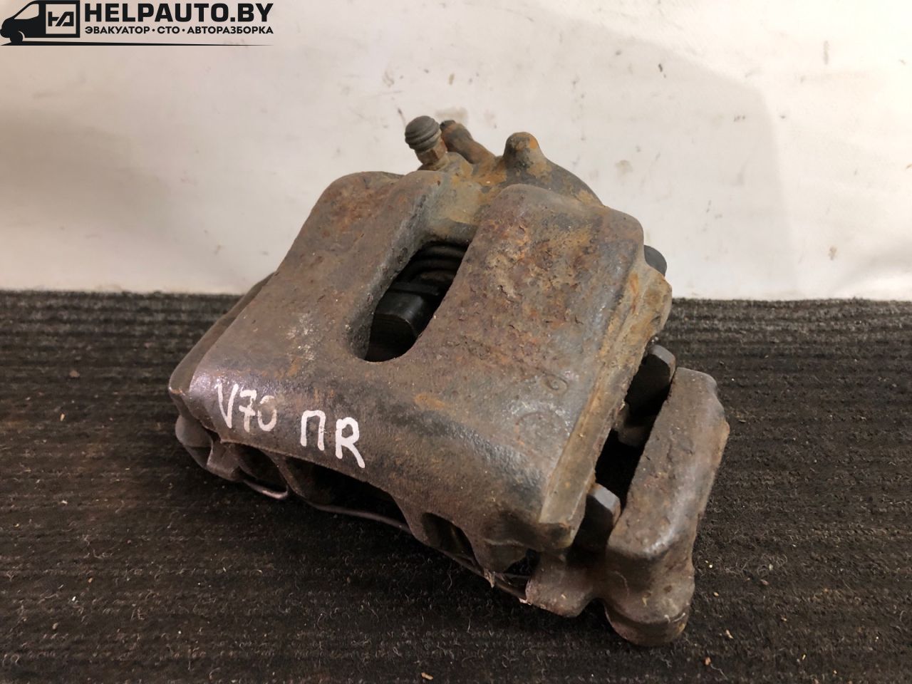 суппорт передний правый Volvo S70 1 поколение 2000, 2.5 л., D 5252 T, дизель, МКПП, черный, седан, передний привод - фото №1