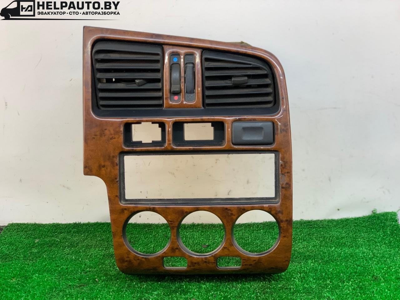 рамка под магнитолу Nissan Primera P11 1998, 2.0 л., SR20DE, бензин, 5МКПП, серебристый, седан, передний привод - фото №1