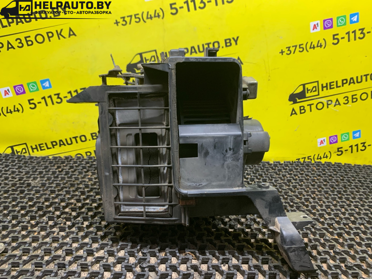 моторчик печки Mitsubishi Carisma 1 поколение (1995 - 1999), 1.8 л., 4G93 (GDI), бензин, МКПП, серебро, хетчбэк 5 дв., передний привод - фото №1