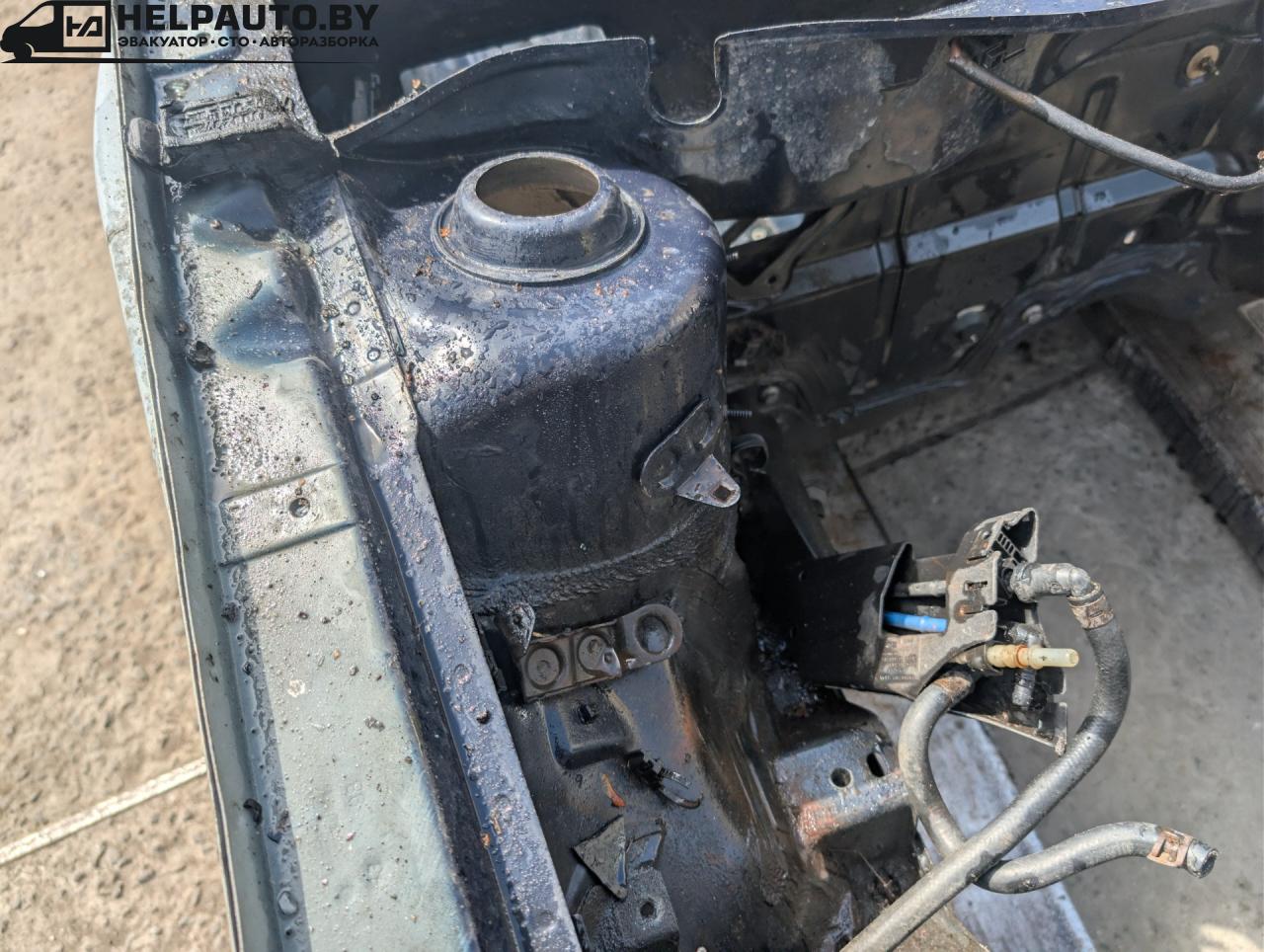 стакан кузова передний правый Volkswagen Jetta 4 поколение 2001, 2.0 л., AQY, бензин, МКПП, синий, седан, передний привод - фото №1