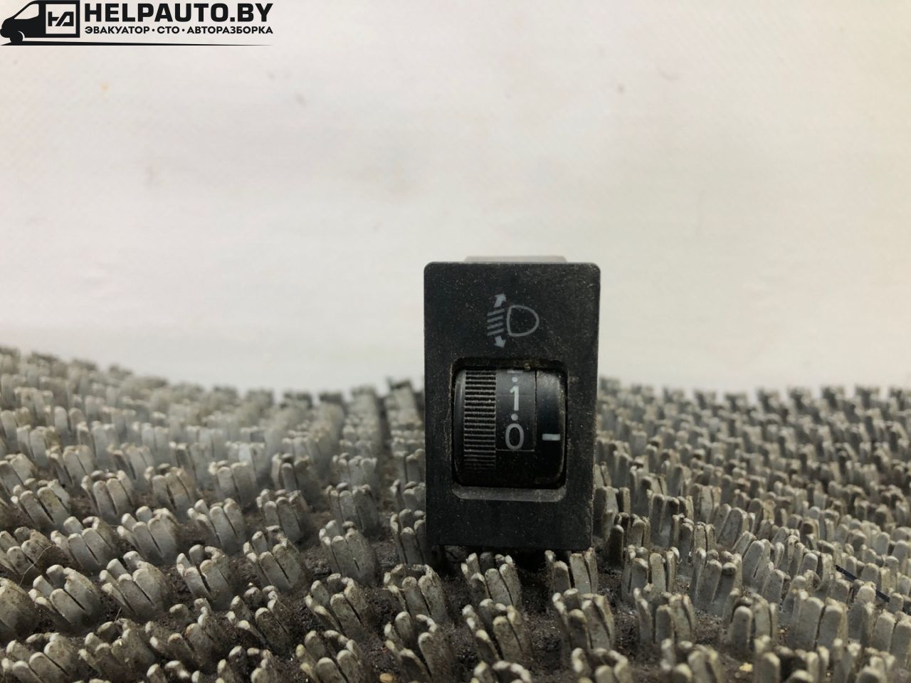 кнопка корректора фар Toyota RAV4 2 поколение (XA20) 2002, 2.0 л., дизель, МКПП, серебристый, седан - фото №1
