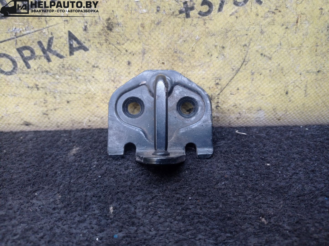 ответная часть (скоба) замка двери Ford Focus 2 поколение 2006, 1.6 л., HWDA, бензин, МКПП, красный, хетчбэк 5 дв., передний привод - фото №1