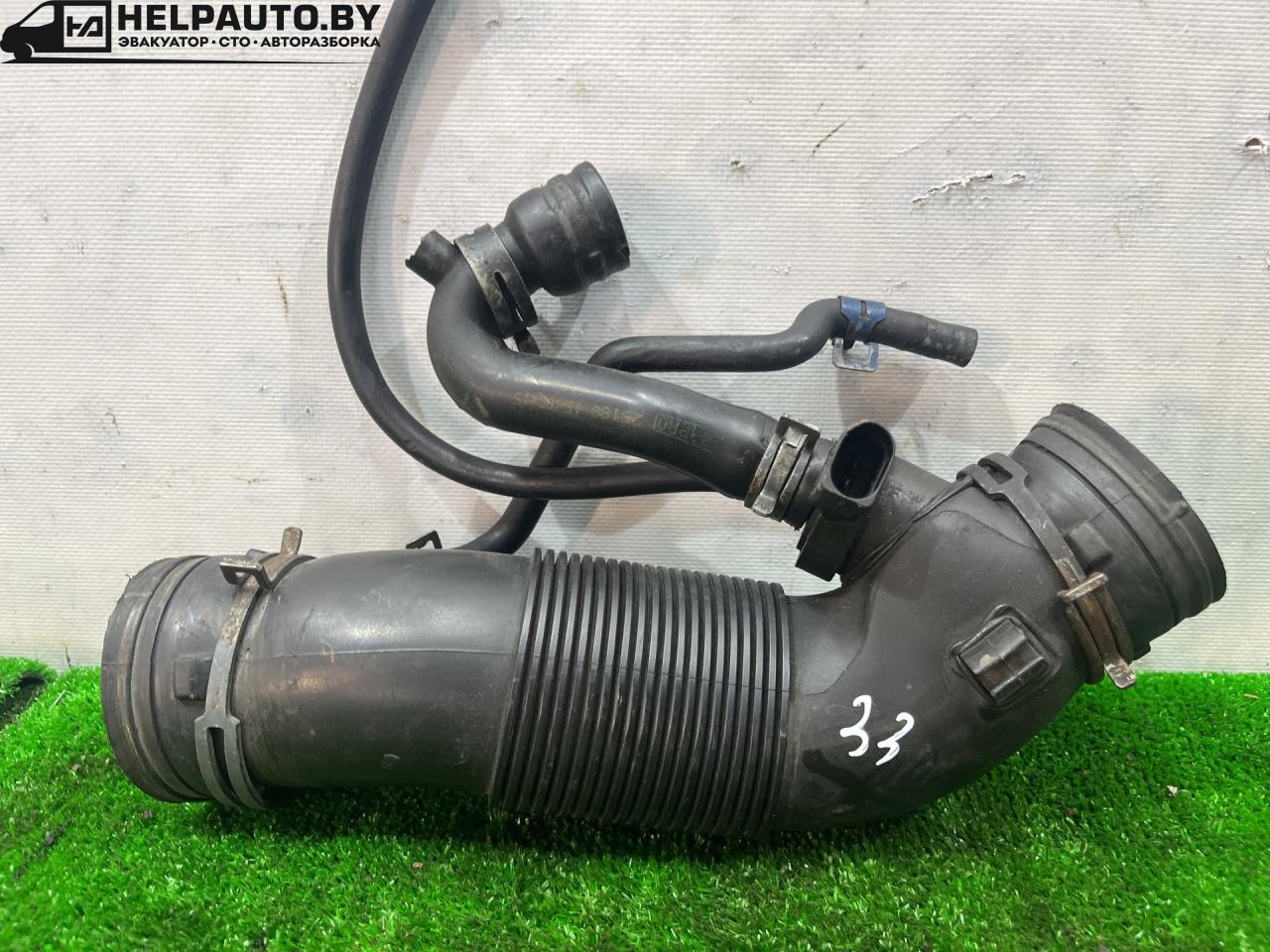 патрубок воздушного фильтра Volkswagen Jetta 4 поколение 2001, 2.0 л., AQY, бензин, МКПП, синий, седан, передний привод, 1J0129684 - фото №1