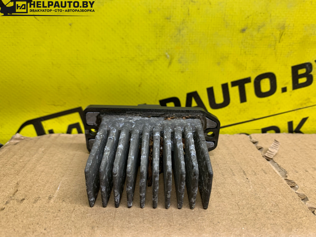 сопротивление печки Mitsubishi Carisma 1 поколение (1995 - 1999), 1.8 л., 4G93 (GDI), бензин, МКПП, серебро, хетчбэк 5 дв., передний привод - фото №1